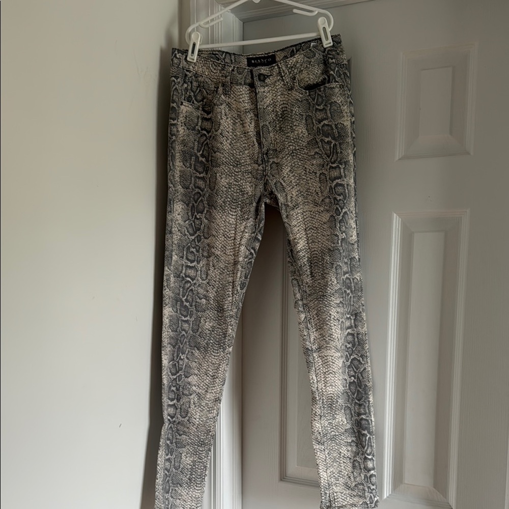 Gray Skinny Jeans with Sleek Design